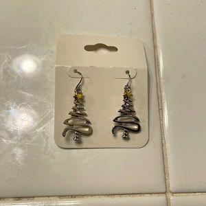‼️FREE‼️ if added to bundle of 2+⭐️ NWT ⭐️✨Christmas tree drop earrings ⭐️✨🎄